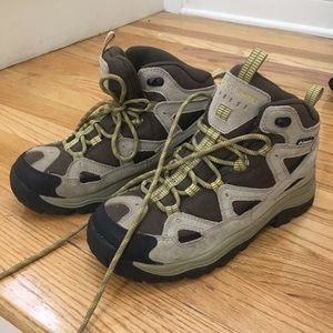 NEVER WORN COLUMBIA HIKING BOOTS